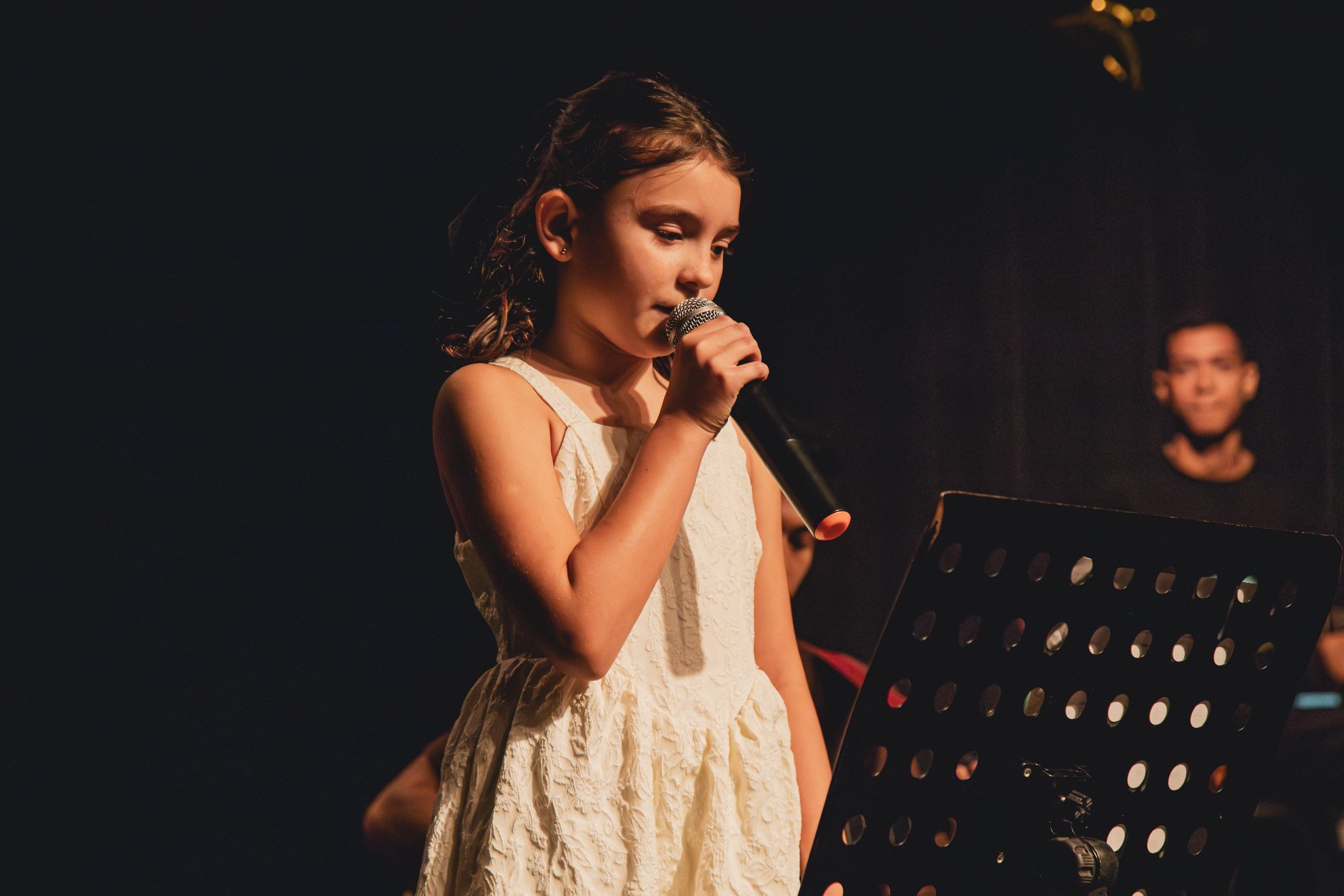 Aluno cantando no palco