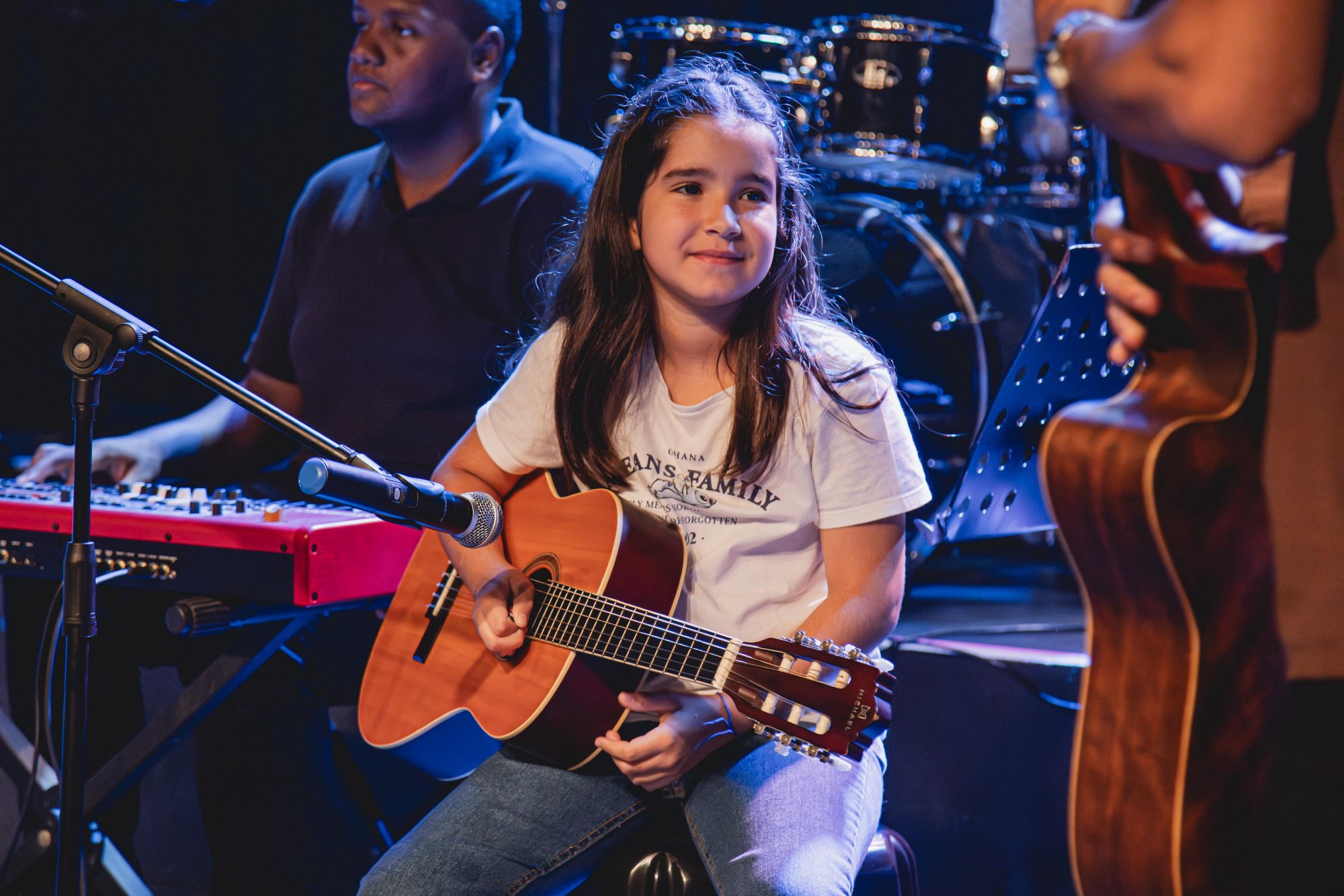 Aluna cantando no palco