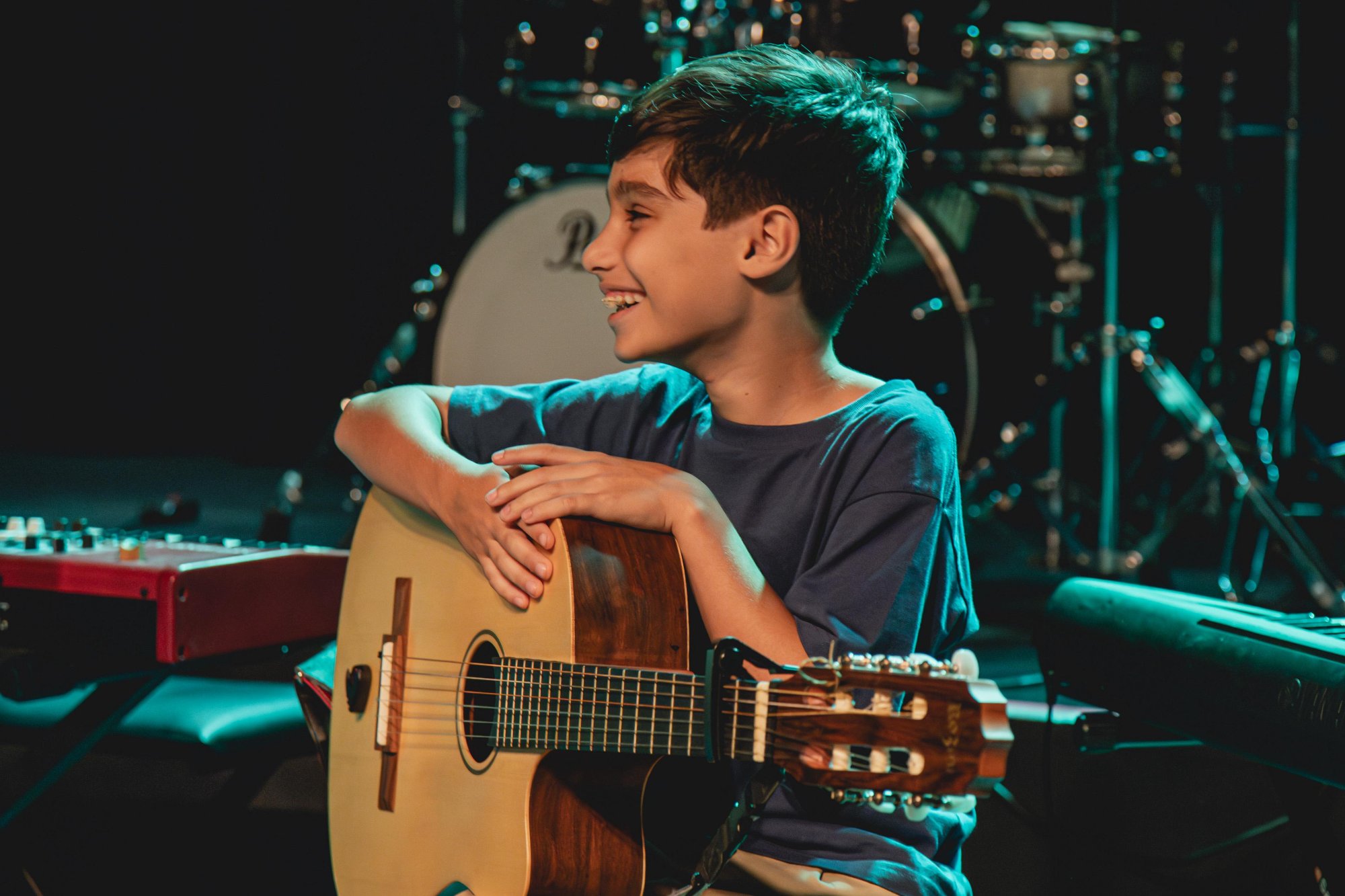 Aluna tocando violão