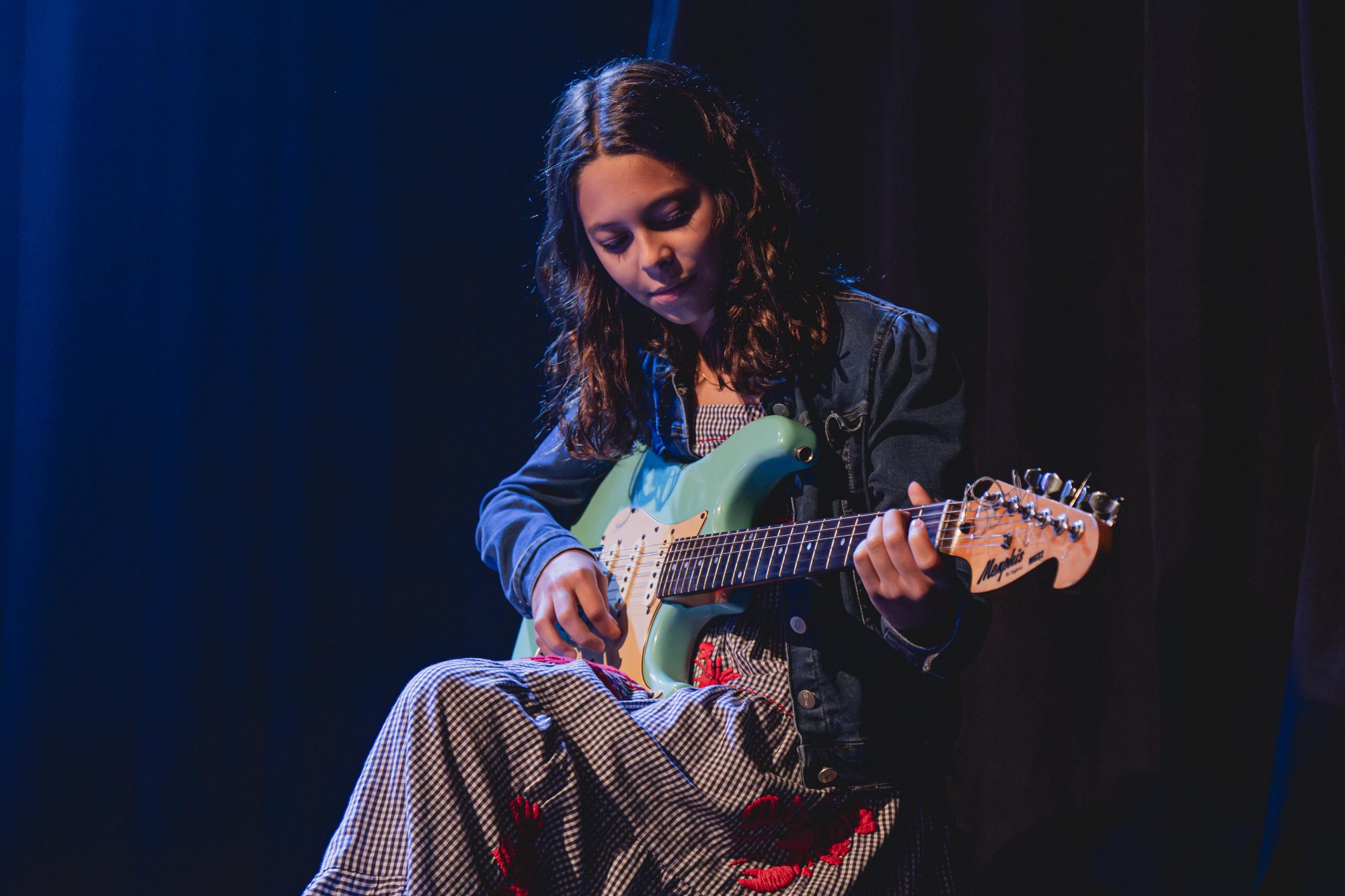 Aluno tocando teclado